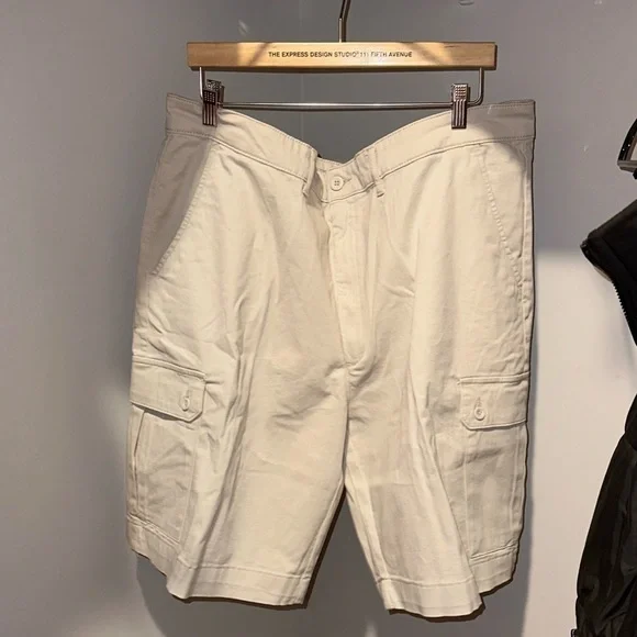 St. John's Bay Men's Cargo Shorts in Khaki, Size 44, NWT - Picture 2 of 6